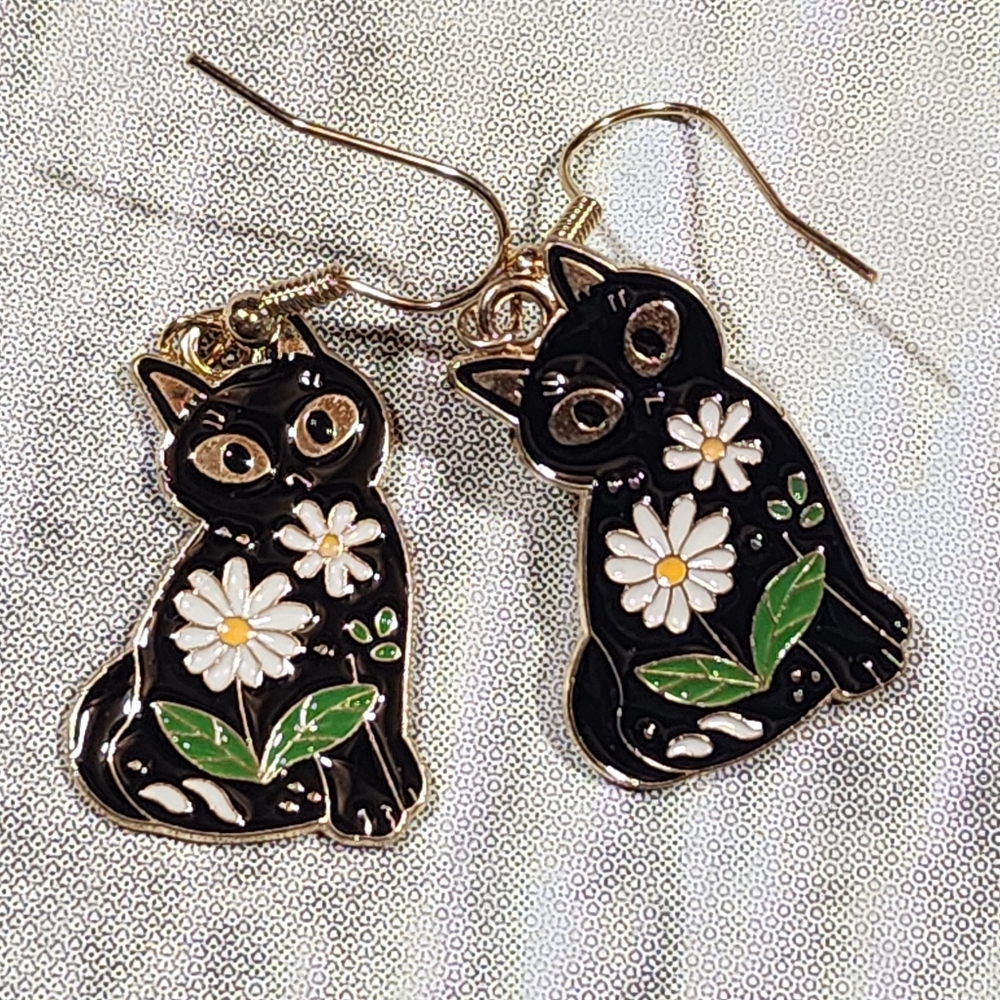Black enamel cats with white daisies on them fish hook earrings nwt